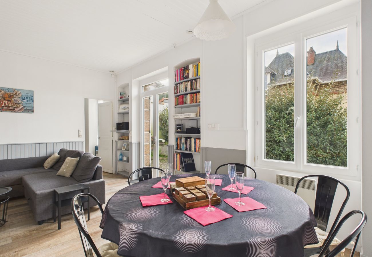 House in Saint-Michel-Chef-Chef - House 50m from the sea, 8 adults 3 children