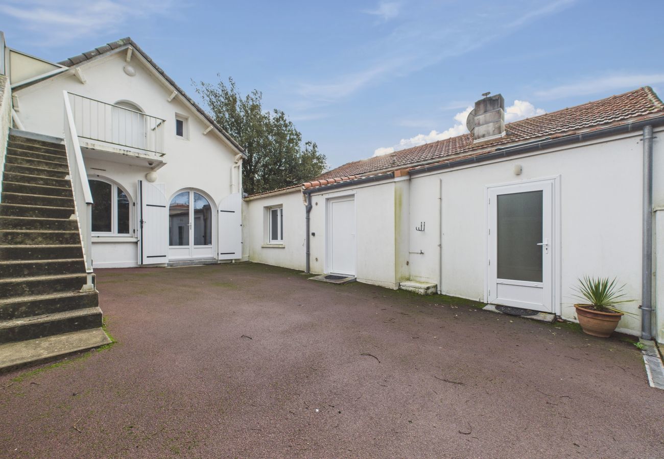 House in Saint-Michel-Chef-Chef - House 50m from the sea, 8 adults 3 children