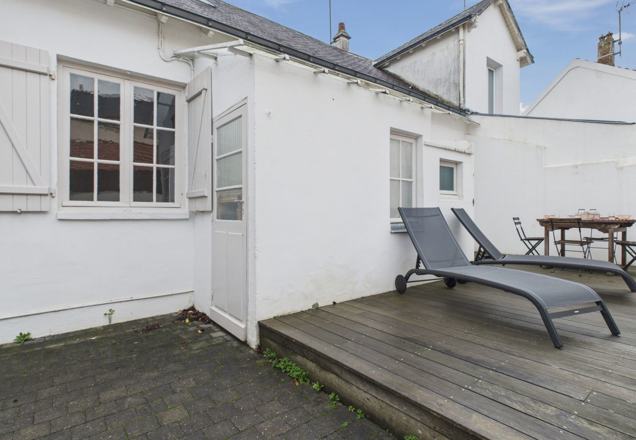 House in Le Pouliguen - 800m from beach, house w/ terrace for 6