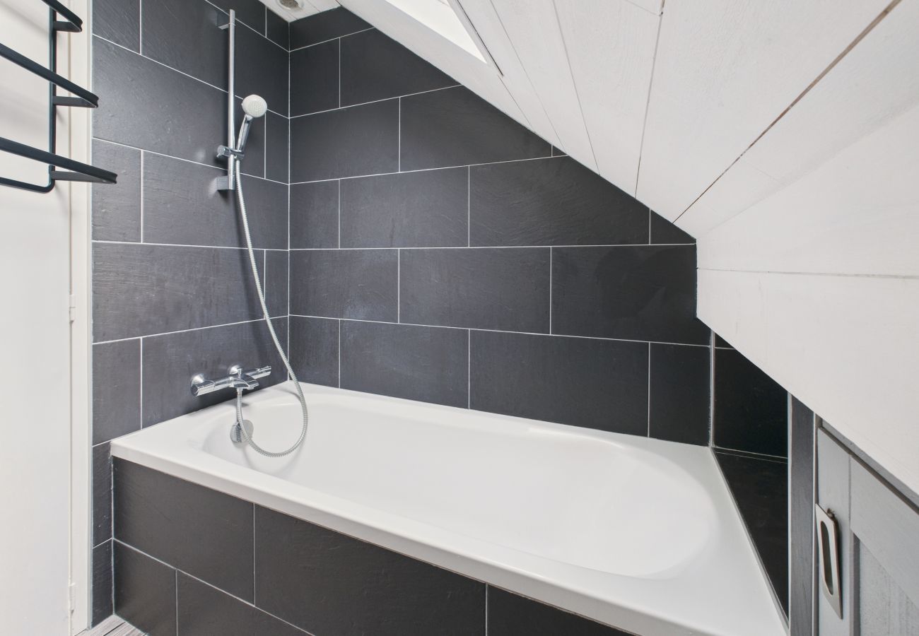 House in Le Pouliguen - 800m from beach, house w/ terrace for 6