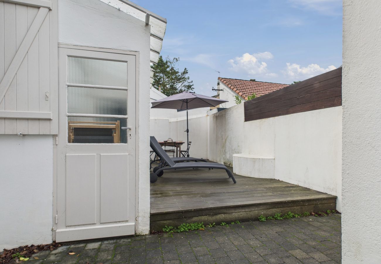 House in Le Pouliguen - 800m from beach, house w/ terrace for 6