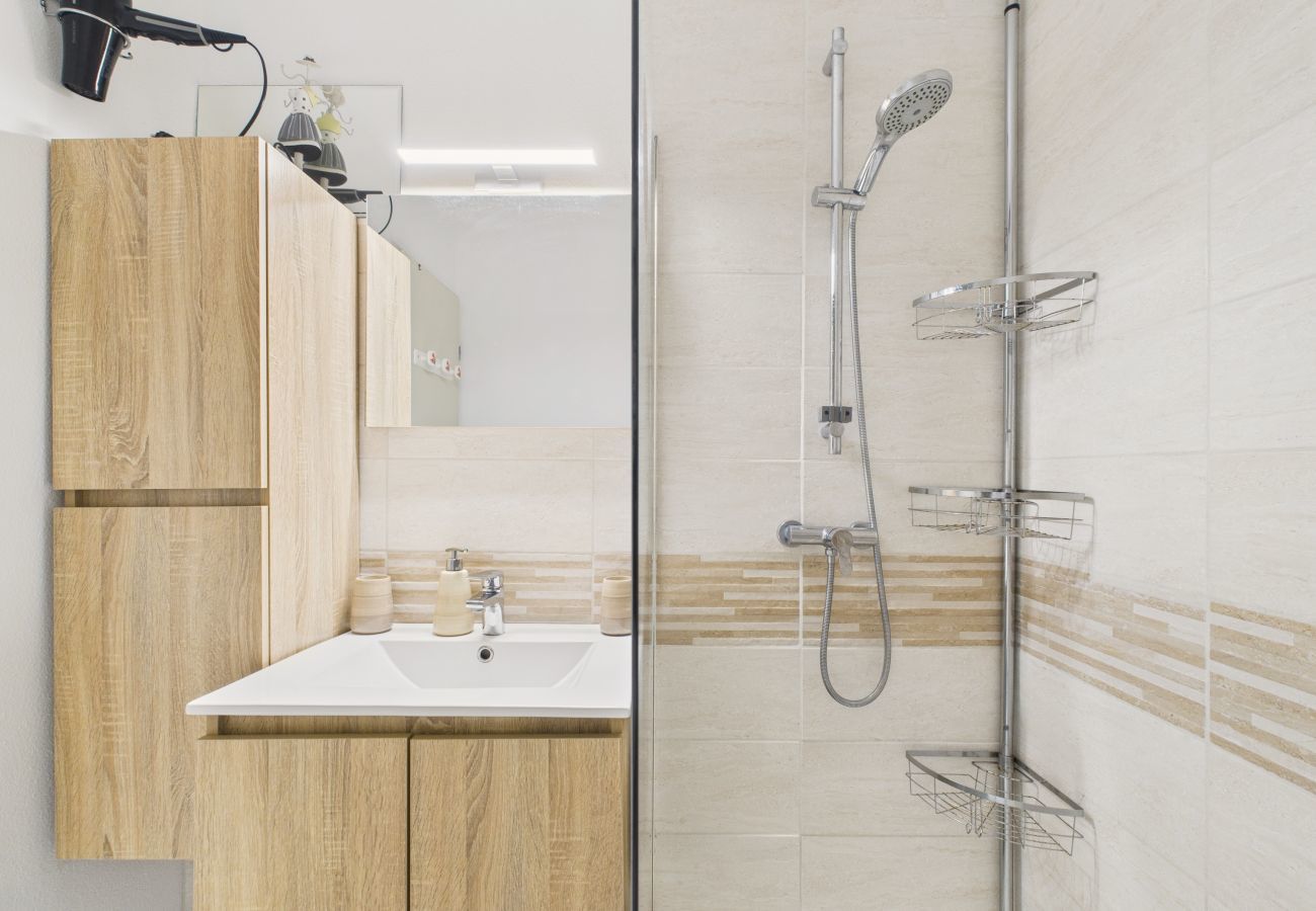 Apartment in Saint-Gilles-Croix-de-Vie - Apartment with sea view, 2 adults and 2 children