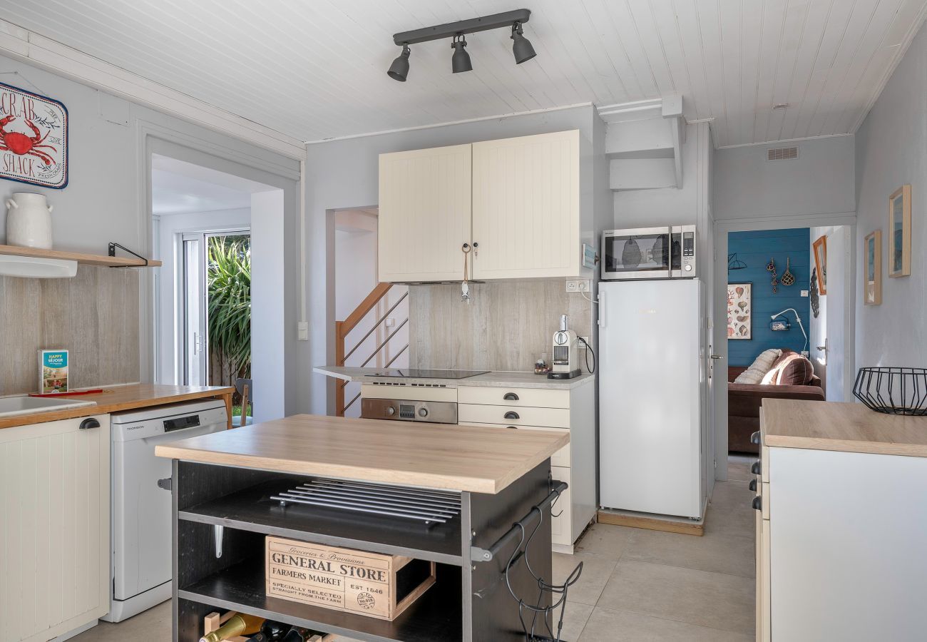 Terraced House in La Bernerie-en-Retz - House 30m from the sea - garden for 4