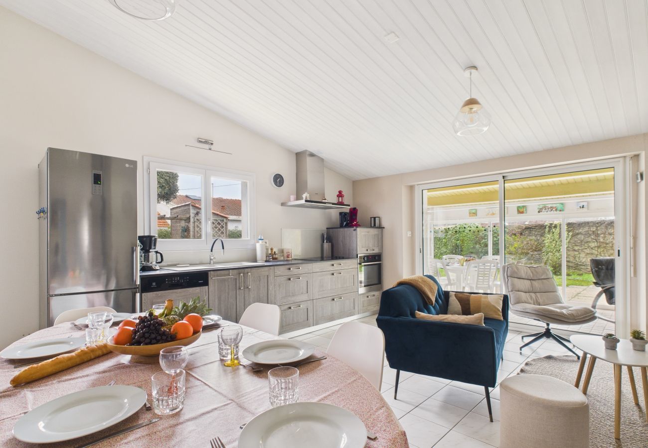 House in La Guérinière - 200m from the sea, house for 7 with garden