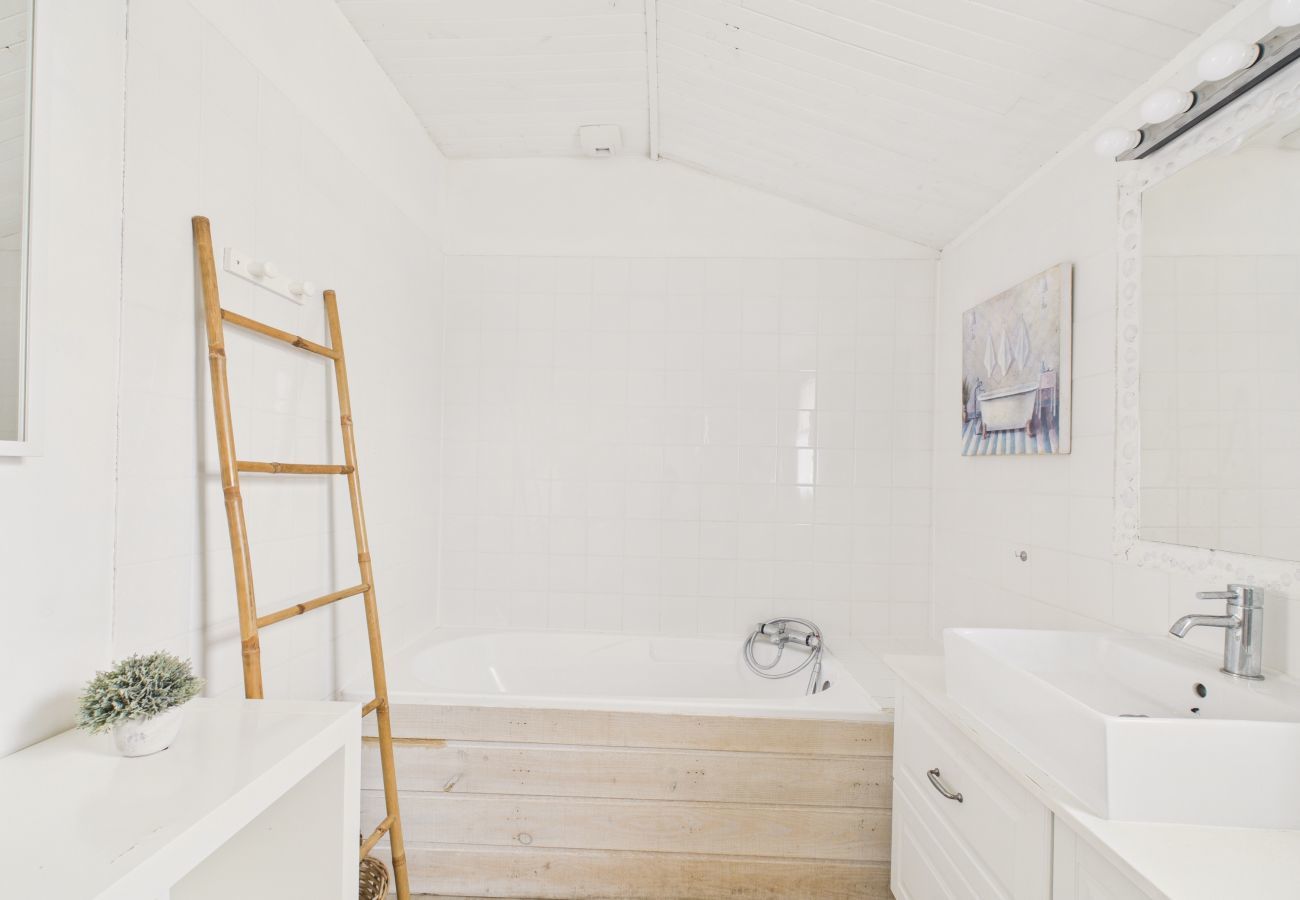 House in L'Epine - 500 m from the beach, garden, house for 8