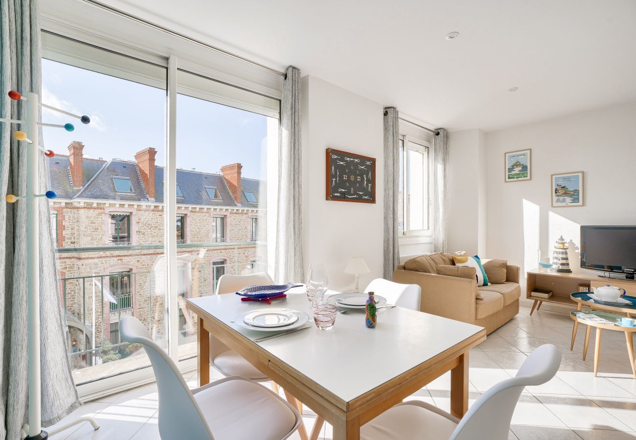 Apartment in Dinard - Beachfront, apartment in Dinard town centre