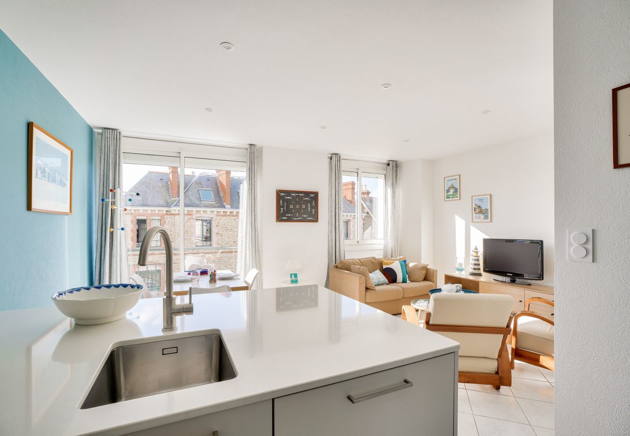 Apartment in Dinard - Beachfront, apartment in Dinard town centre