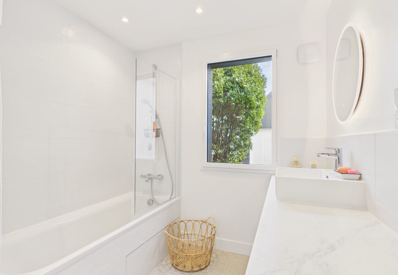 House in Plouguerneau - Beach 300m away, house for 7, garden and veranda