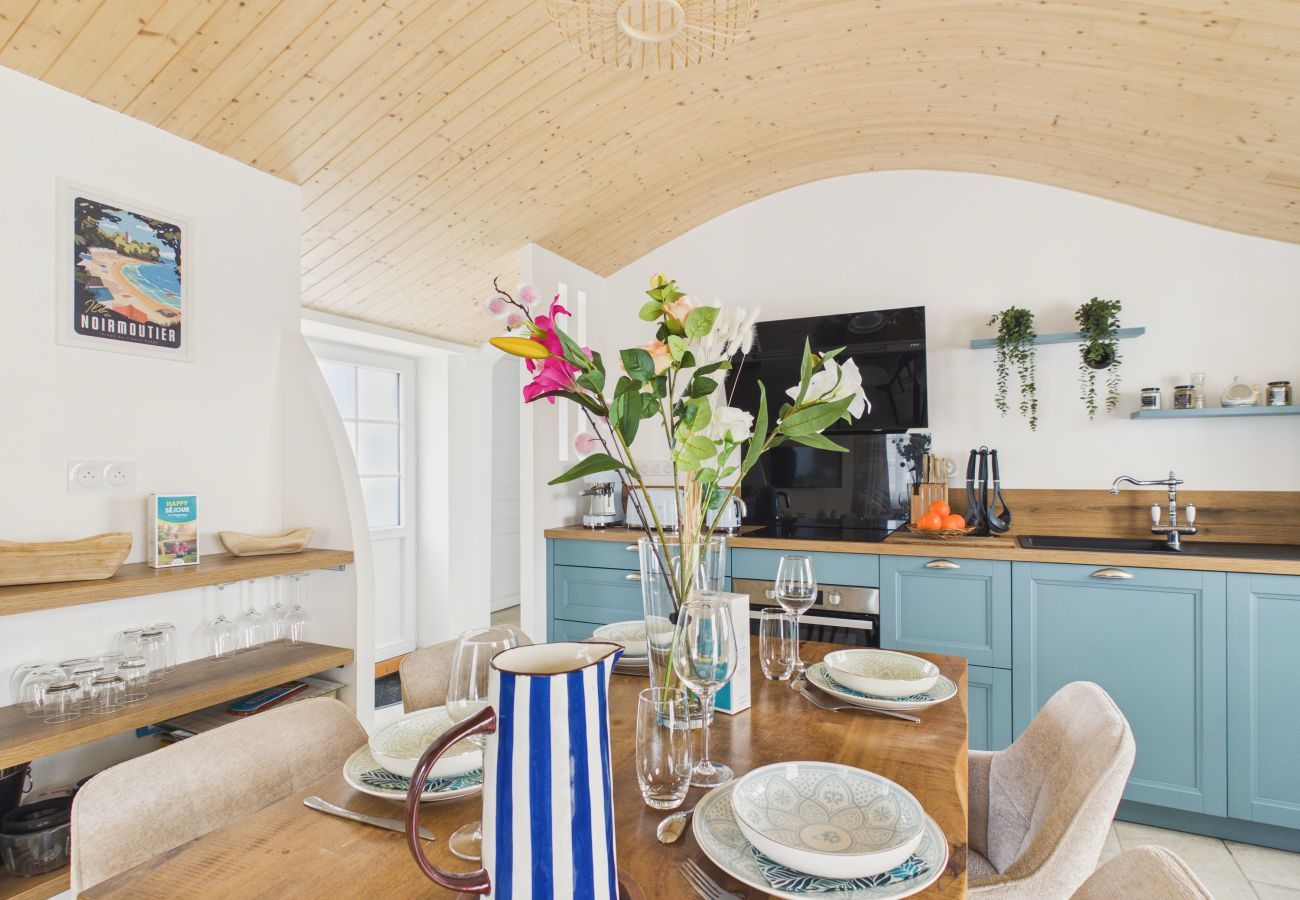 House in L'Epine - House for 6 with garden -  near the center