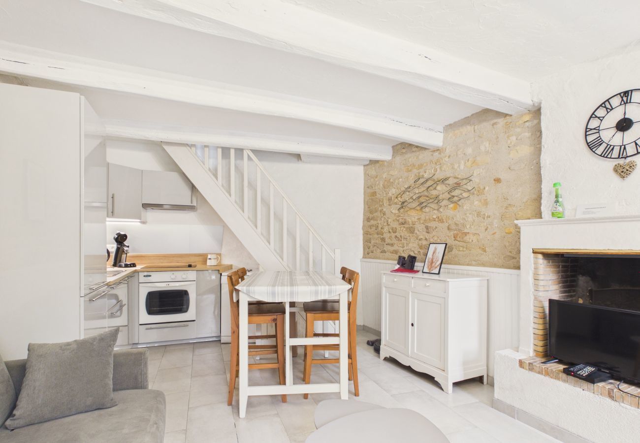 Studio in La Flotte - 500m from the beach, studio for 4 in the very centre