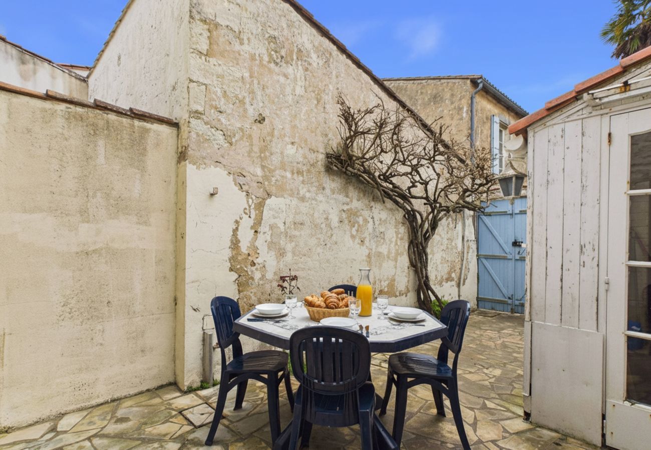 Studio in La Flotte - 500m from the beach, studio for 4 in the very centre
