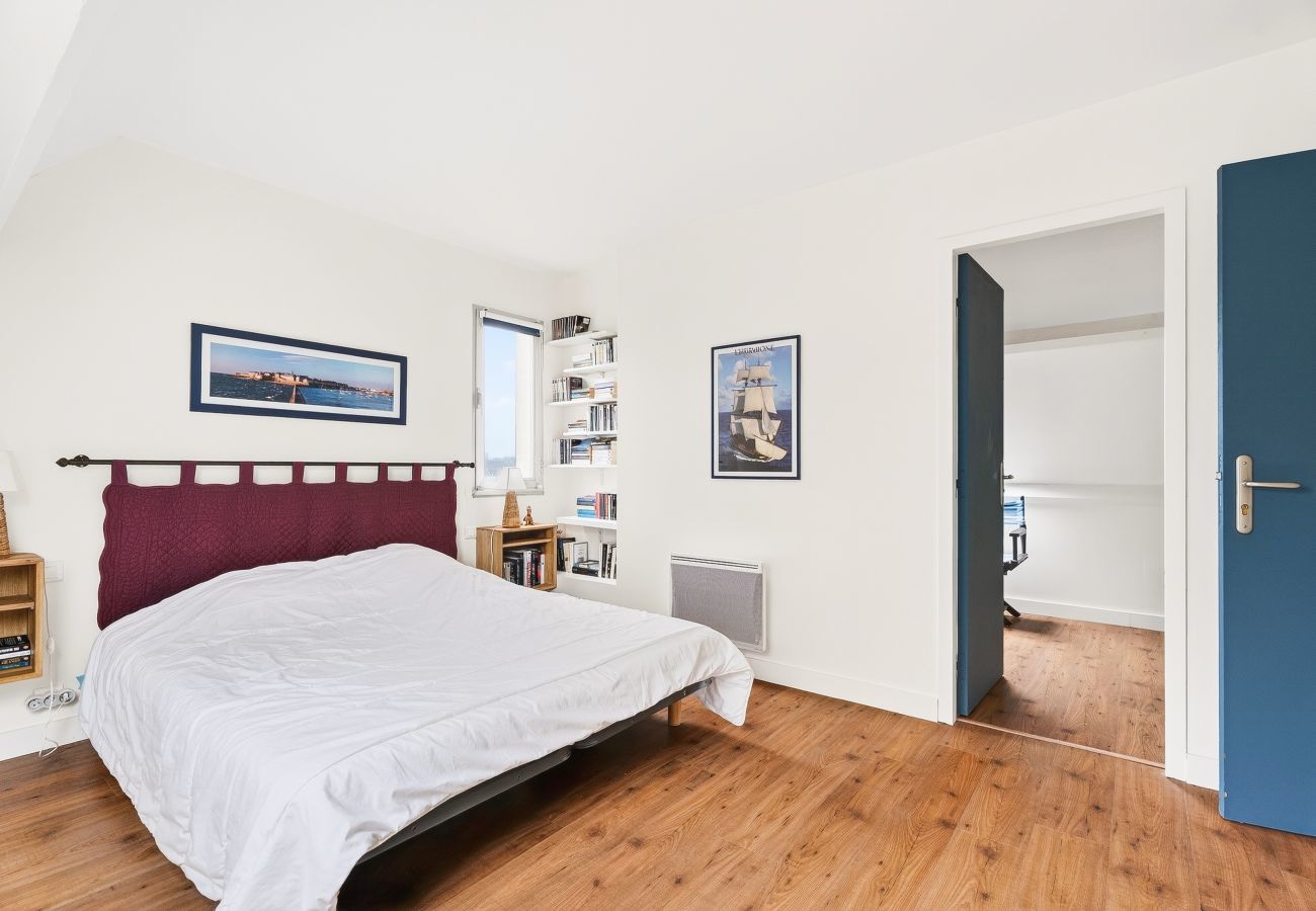 House in Dinard - House for 12 with garden, 600m from the beach