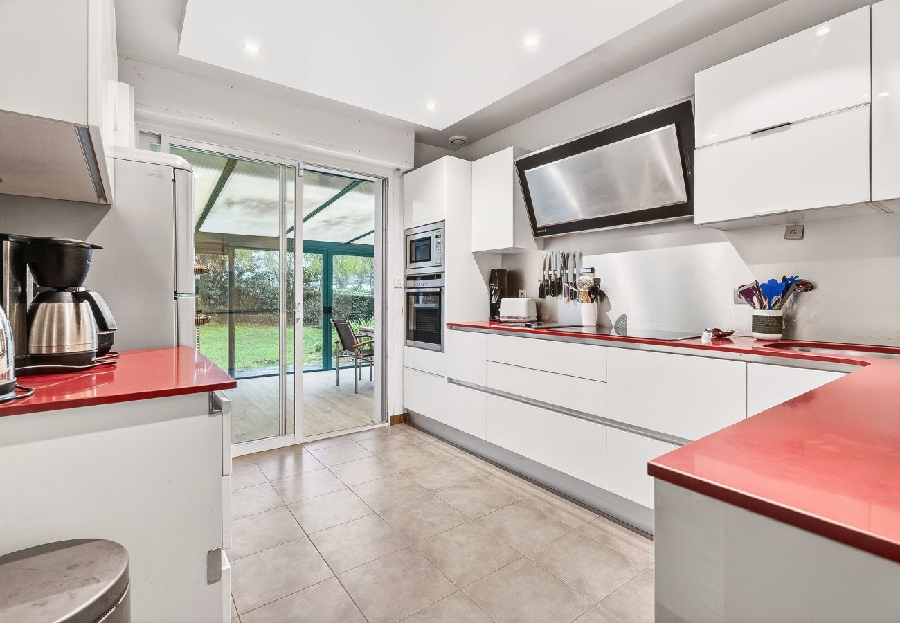 House in Dinard - House for 12 with garden, 600m from the beach