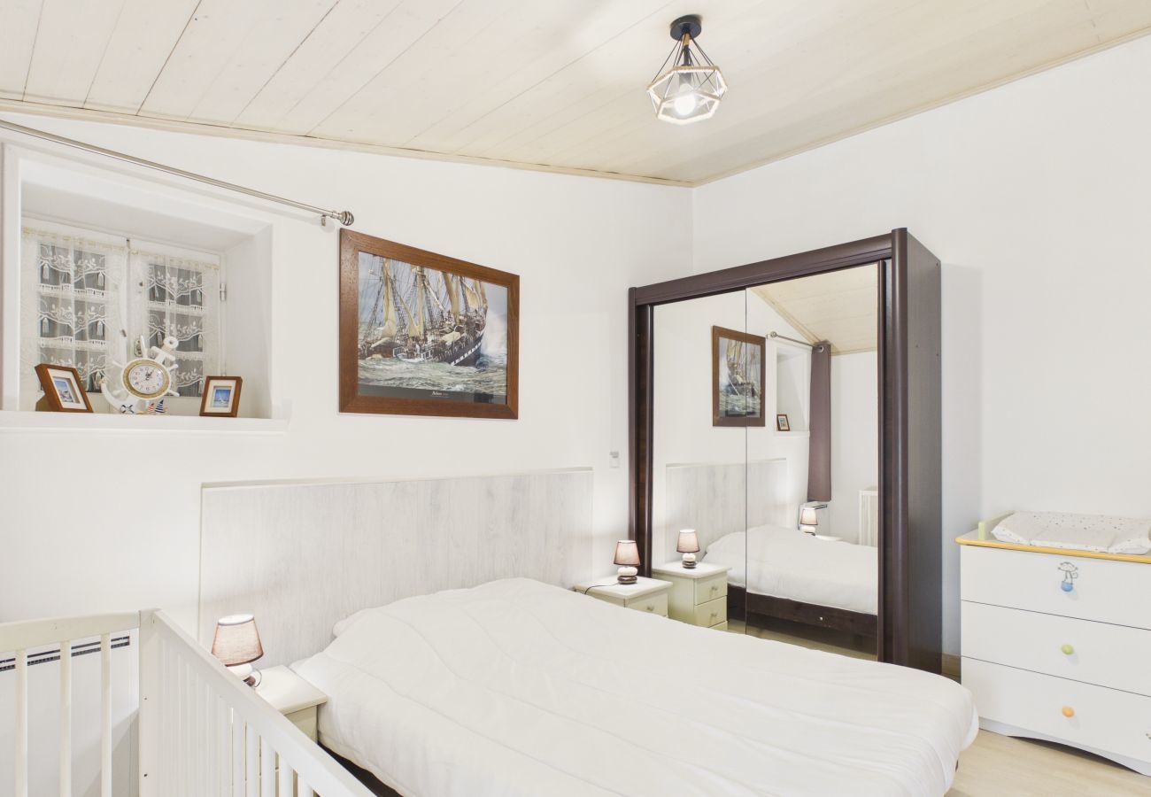 Terraced House in La Flotte - House for 5, 200m from the port of La Flotte