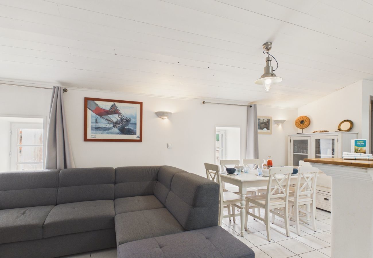 Terraced House in La Flotte - House for 5, 200m from the port of La Flotte