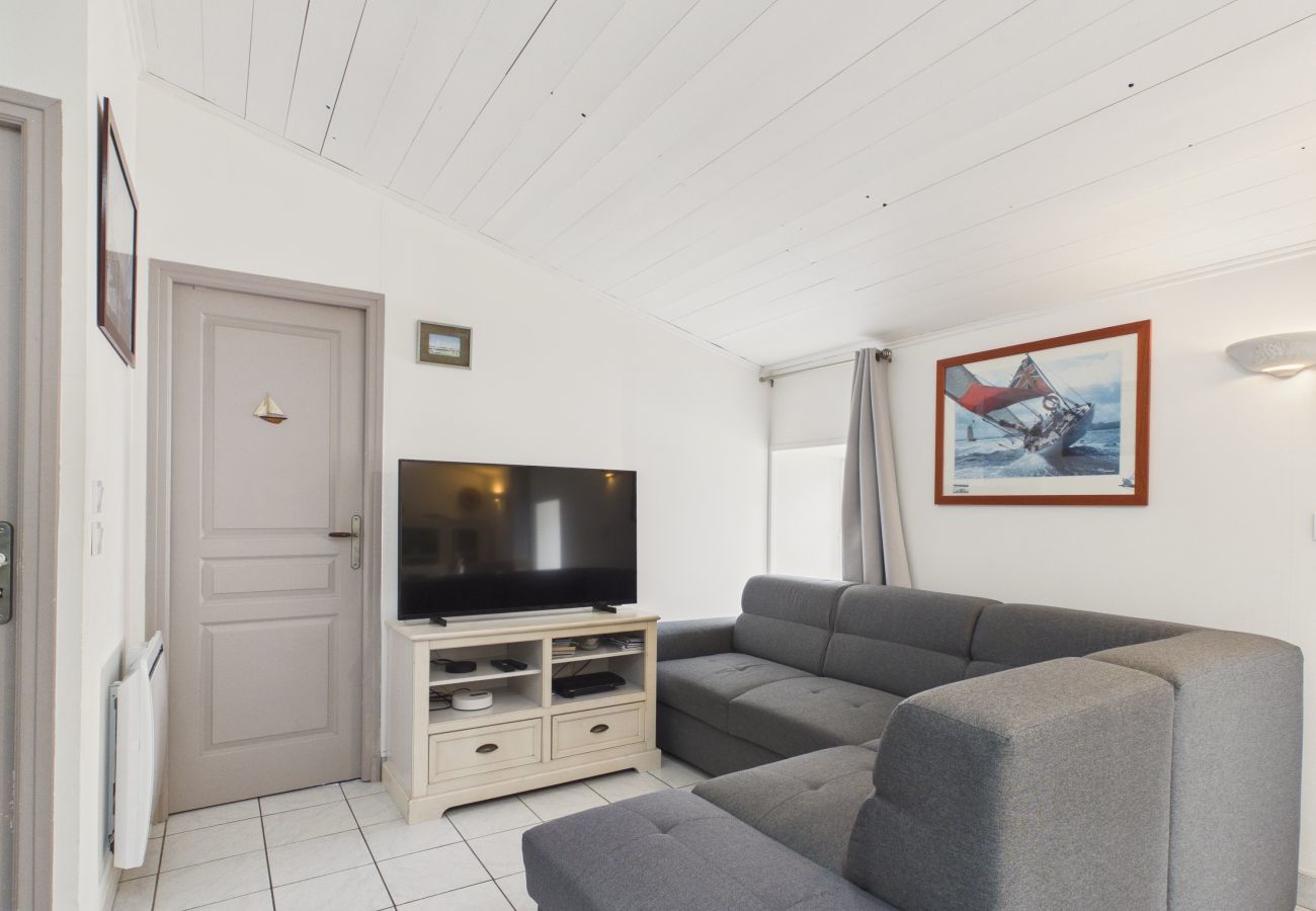 Terraced House in La Flotte - House for 5, 200m from the port of La Flotte