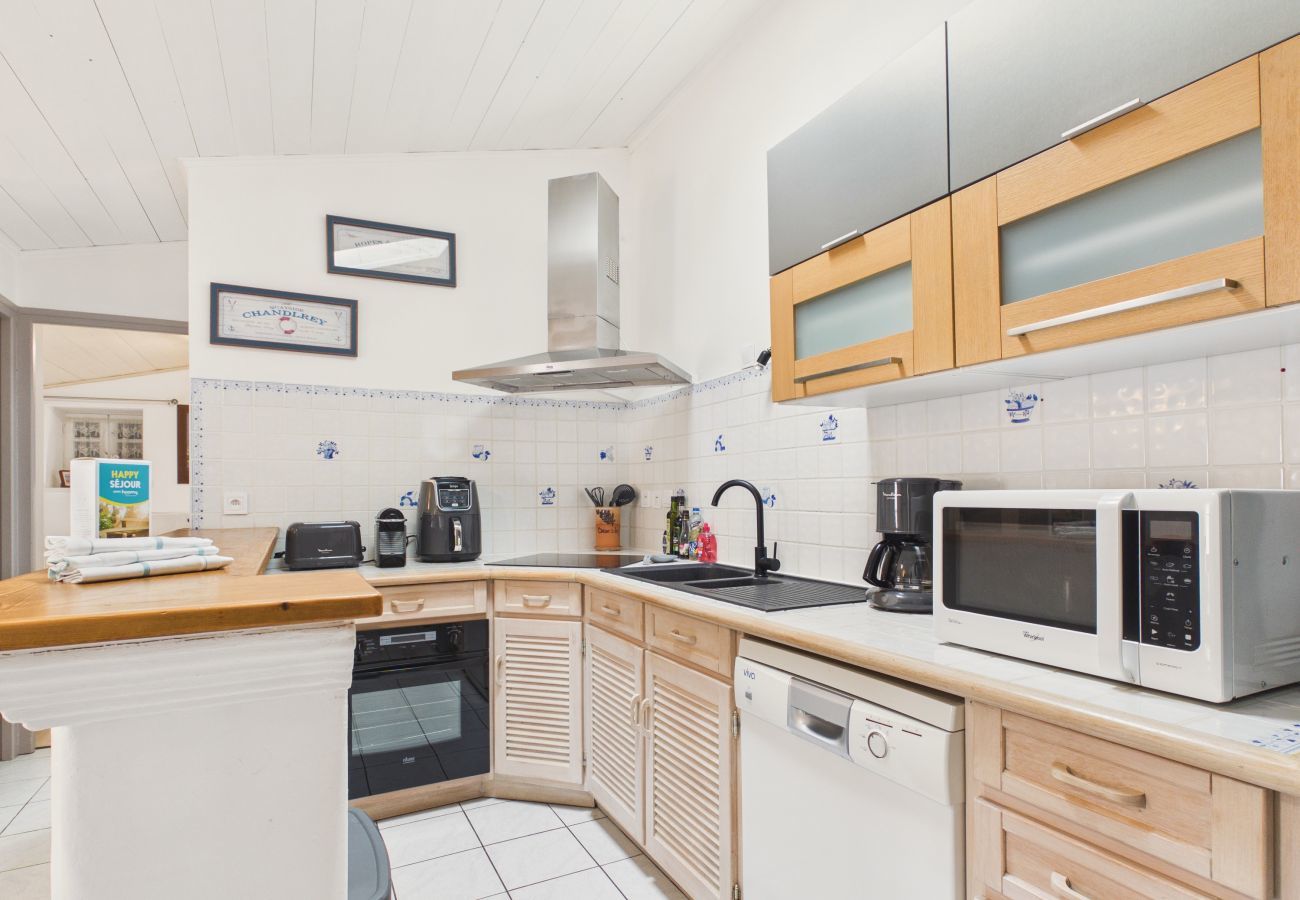 Terraced House in La Flotte - House for 5, 200m from the port of La Flotte