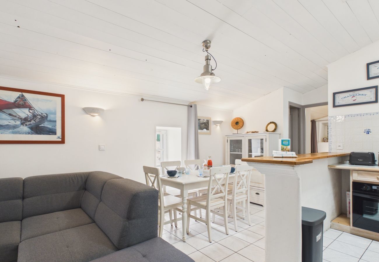 Terraced House in La Flotte - House for 5, 200m from the port of La Flotte