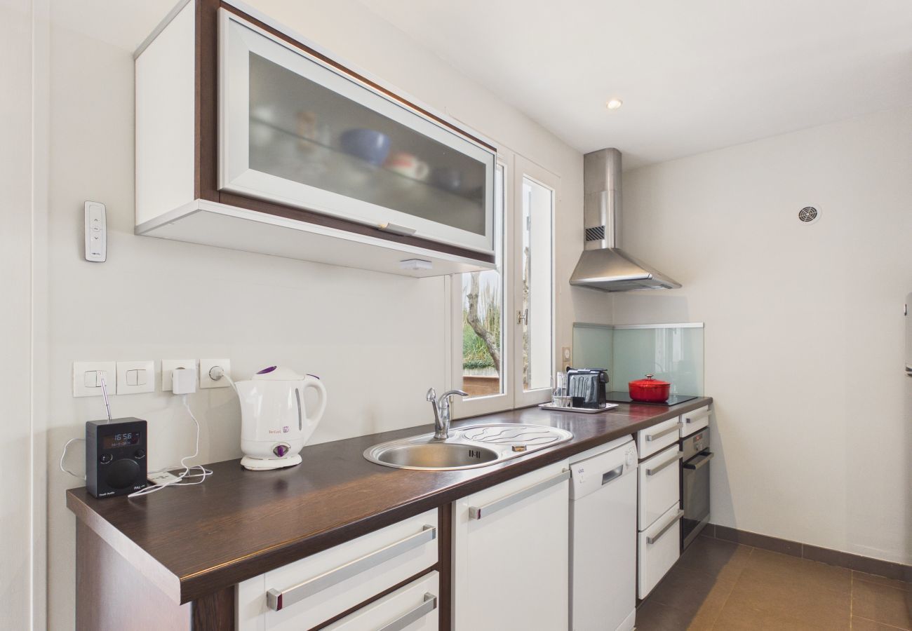 House in Ars-en-Ré - Accommodation for 8, garden, near salt marshes