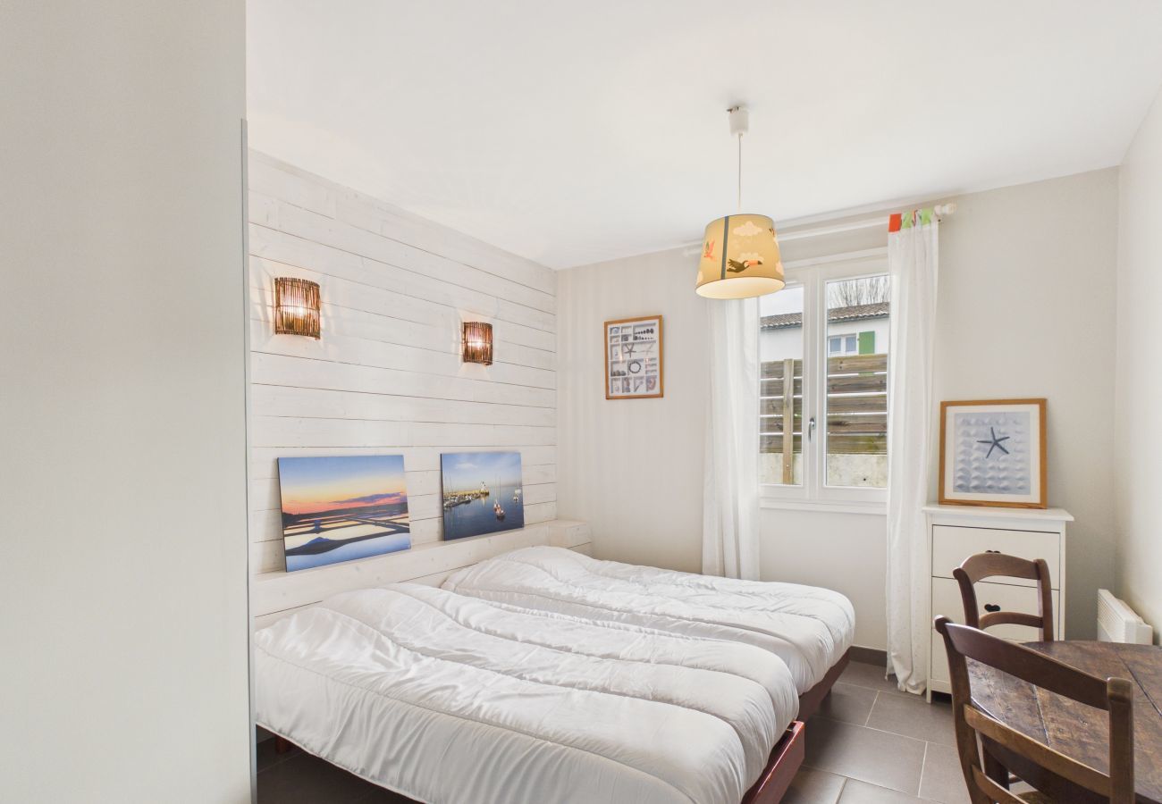 House in Ars-en-Ré - Accommodation for 8, garden, near salt marshes