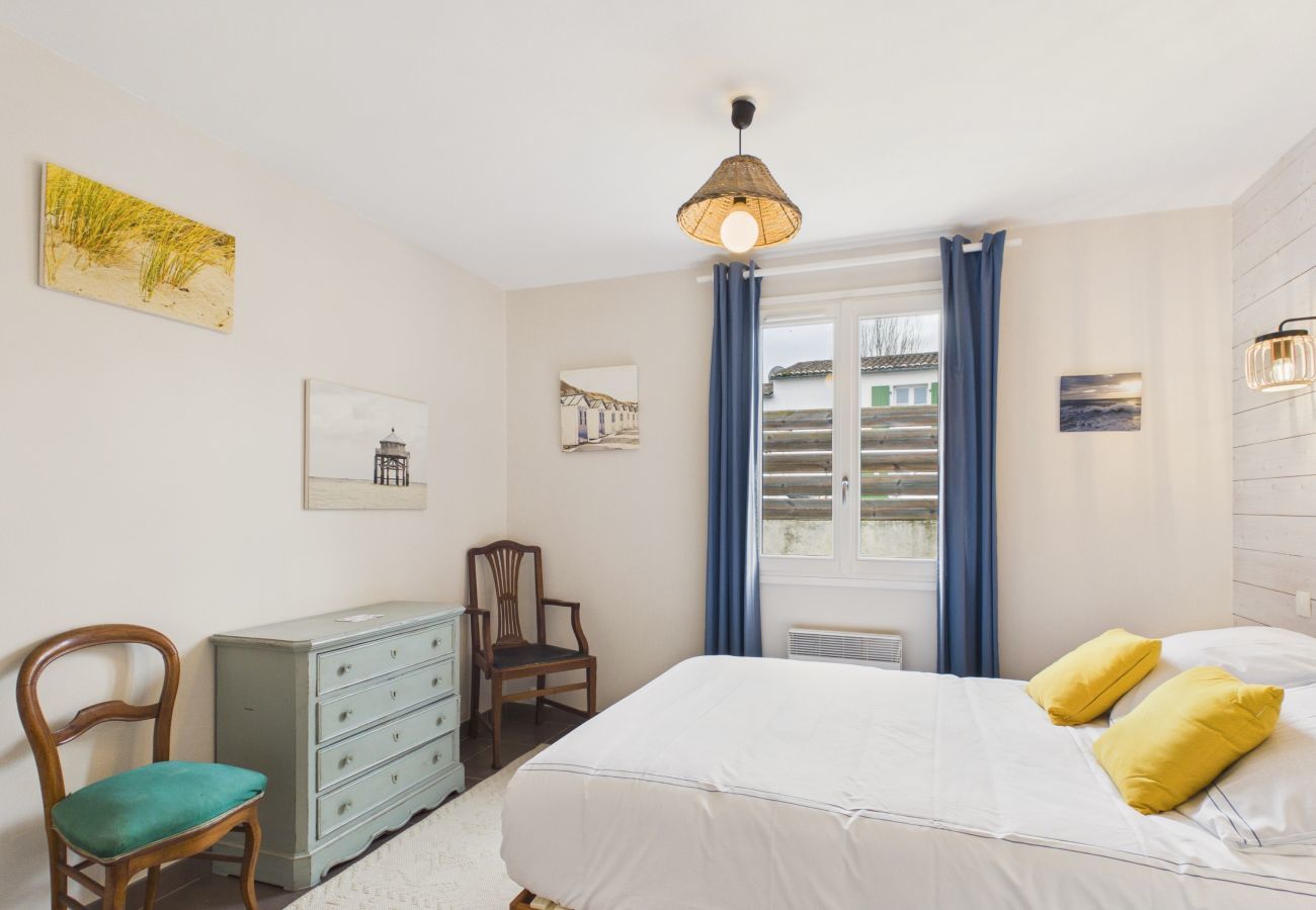 House in Ars-en-Ré - Accommodation for 8, garden, near salt marshes