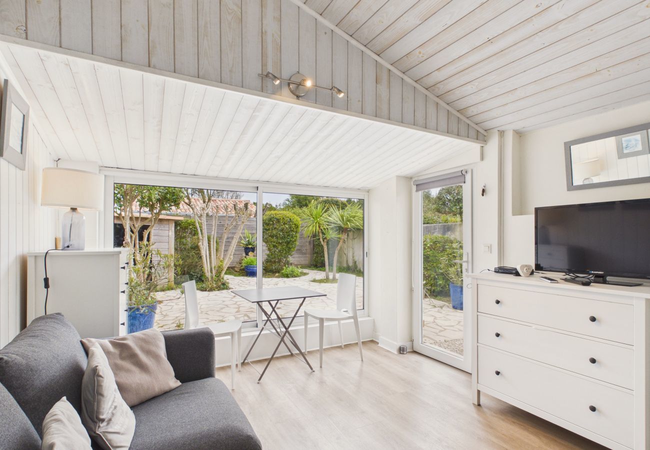 House in Ars-en-Ré - Accommodation for 8, garden, near salt marshes