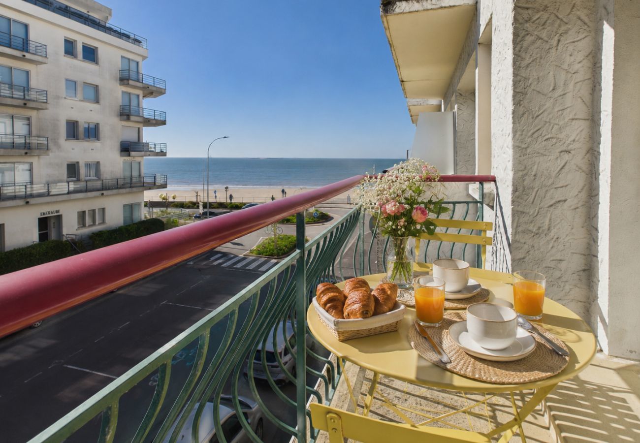 Apartment in La Baule-Escoublac - Sea view, beach 50m away, 2 adults, 2 children
