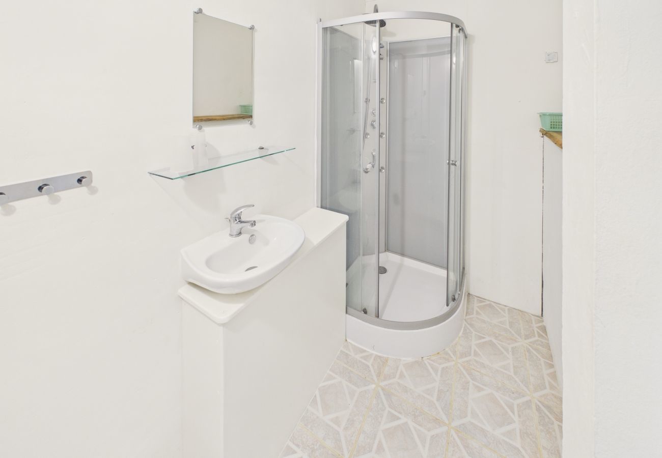 Cottage in Fanlac - House with large terrace & garden for 9