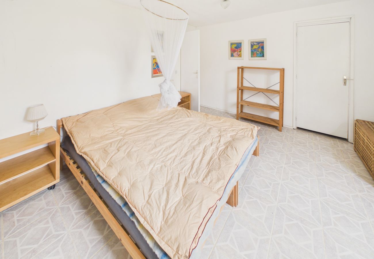 Cottage in Fanlac - House with large terrace & garden for 9