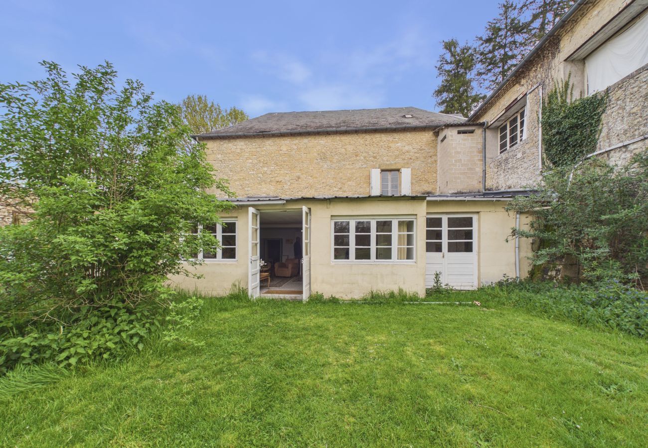 Cottage in Fanlac - House with large terrace & garden for 9