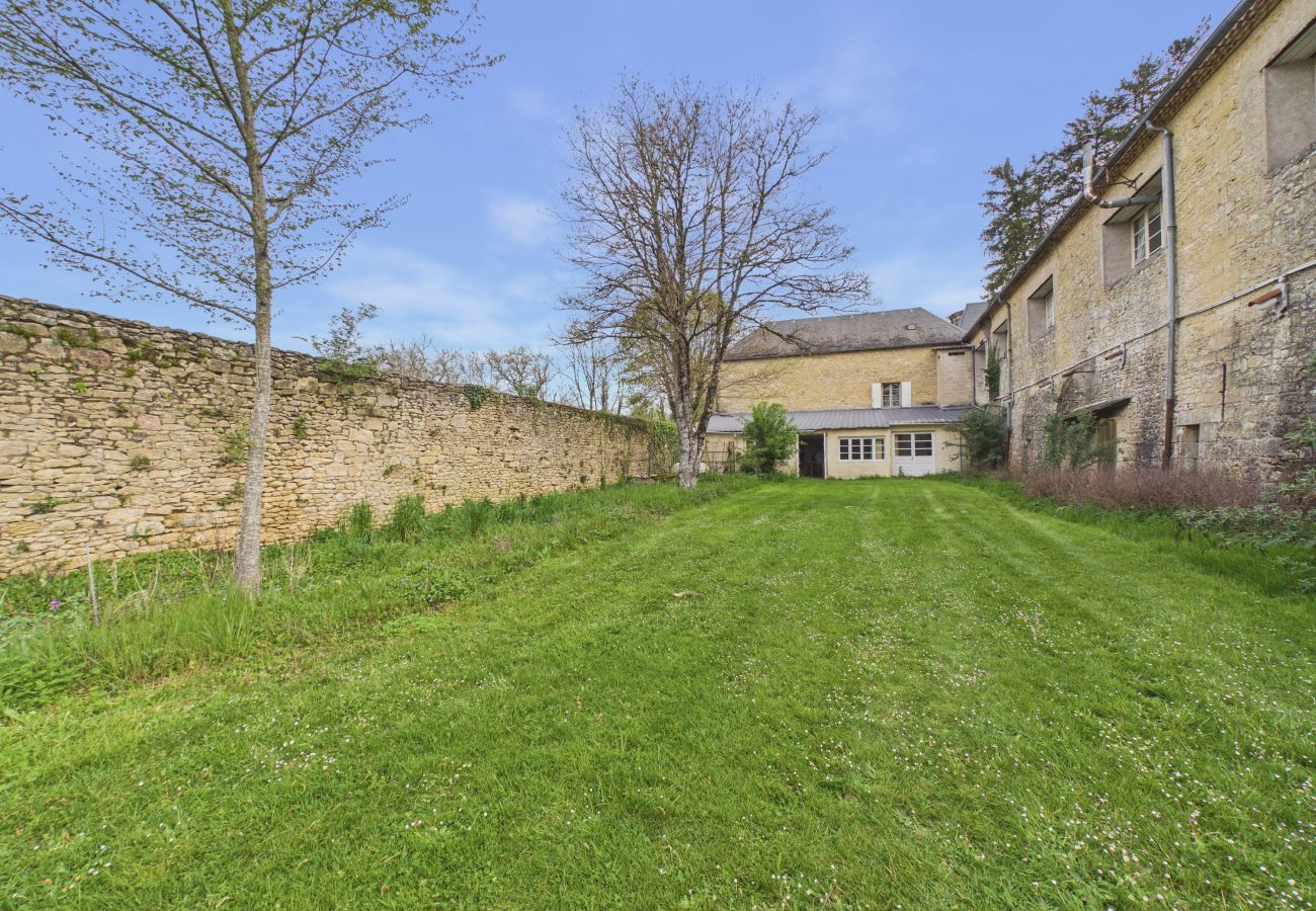 Cottage in Fanlac - House with large terrace & garden for 9