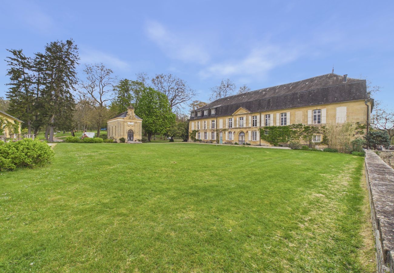 Cottage in Fanlac - House with large terrace & garden for 9