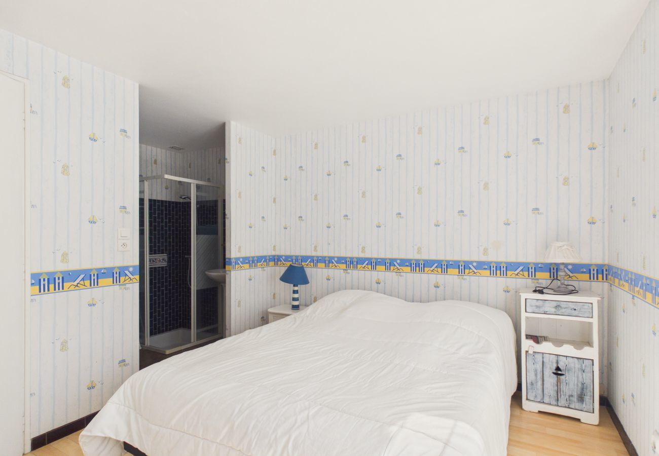 House in Barbâtre - Holiday for 8 with pool, sea ​​300 m away