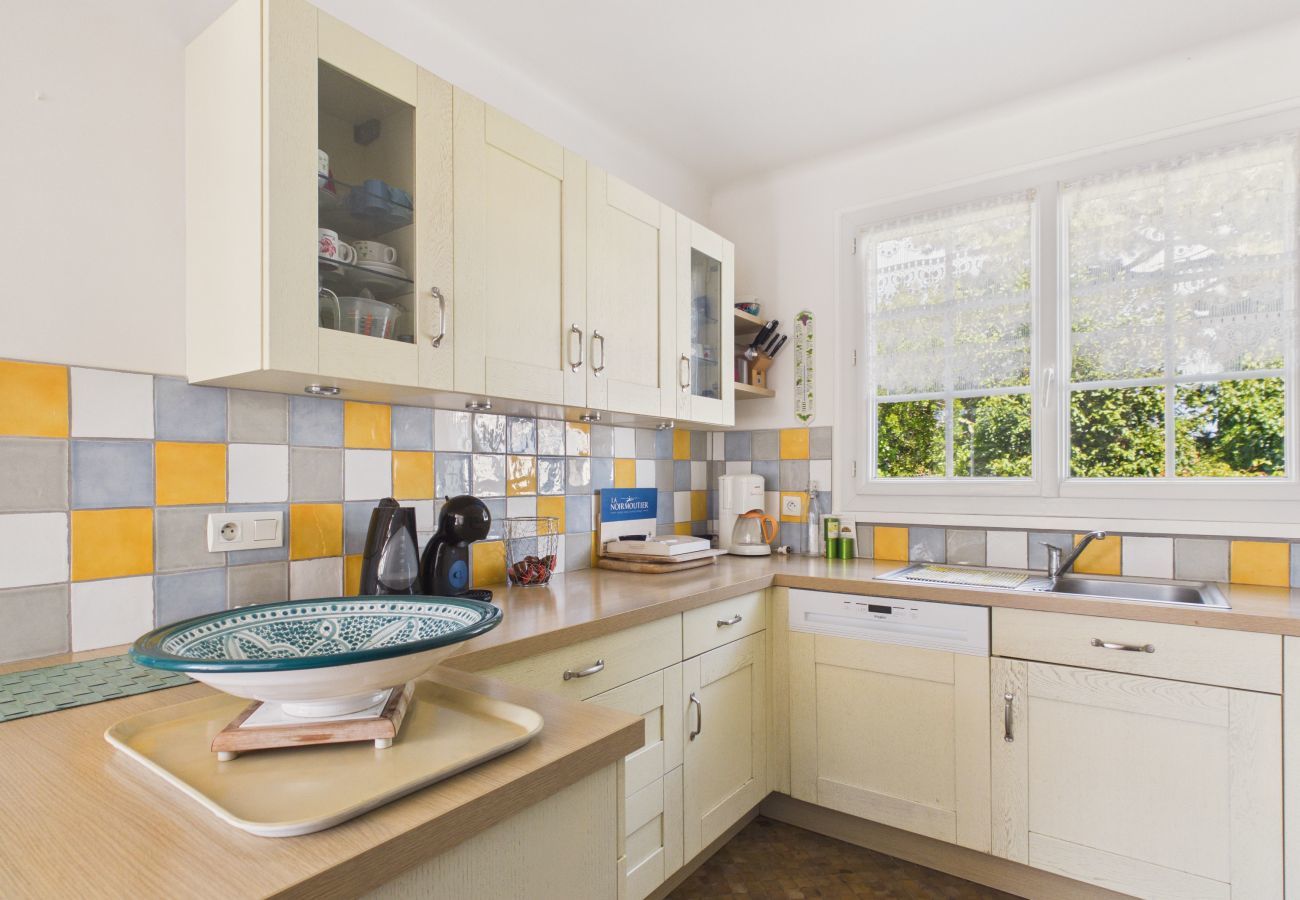 House in Barbâtre - Holiday for 8 with pool, sea ​​300 m away