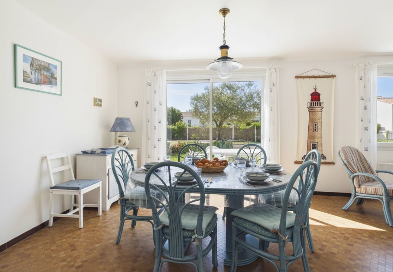 House in Barbâtre - Holiday for 8 with pool, sea ​​300 m away