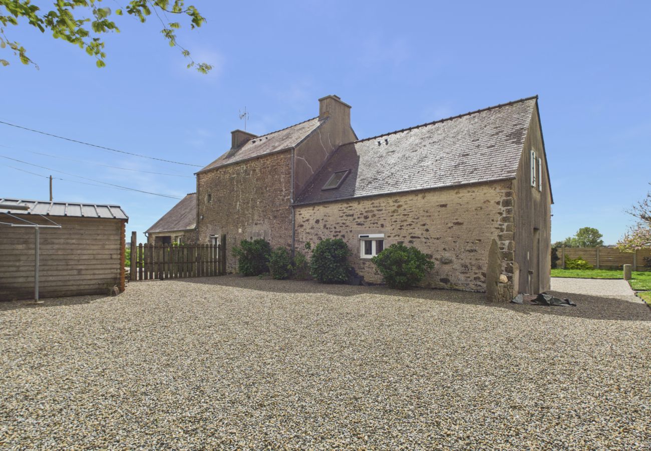 House in Plouider - Family home with large garden in a quiet area