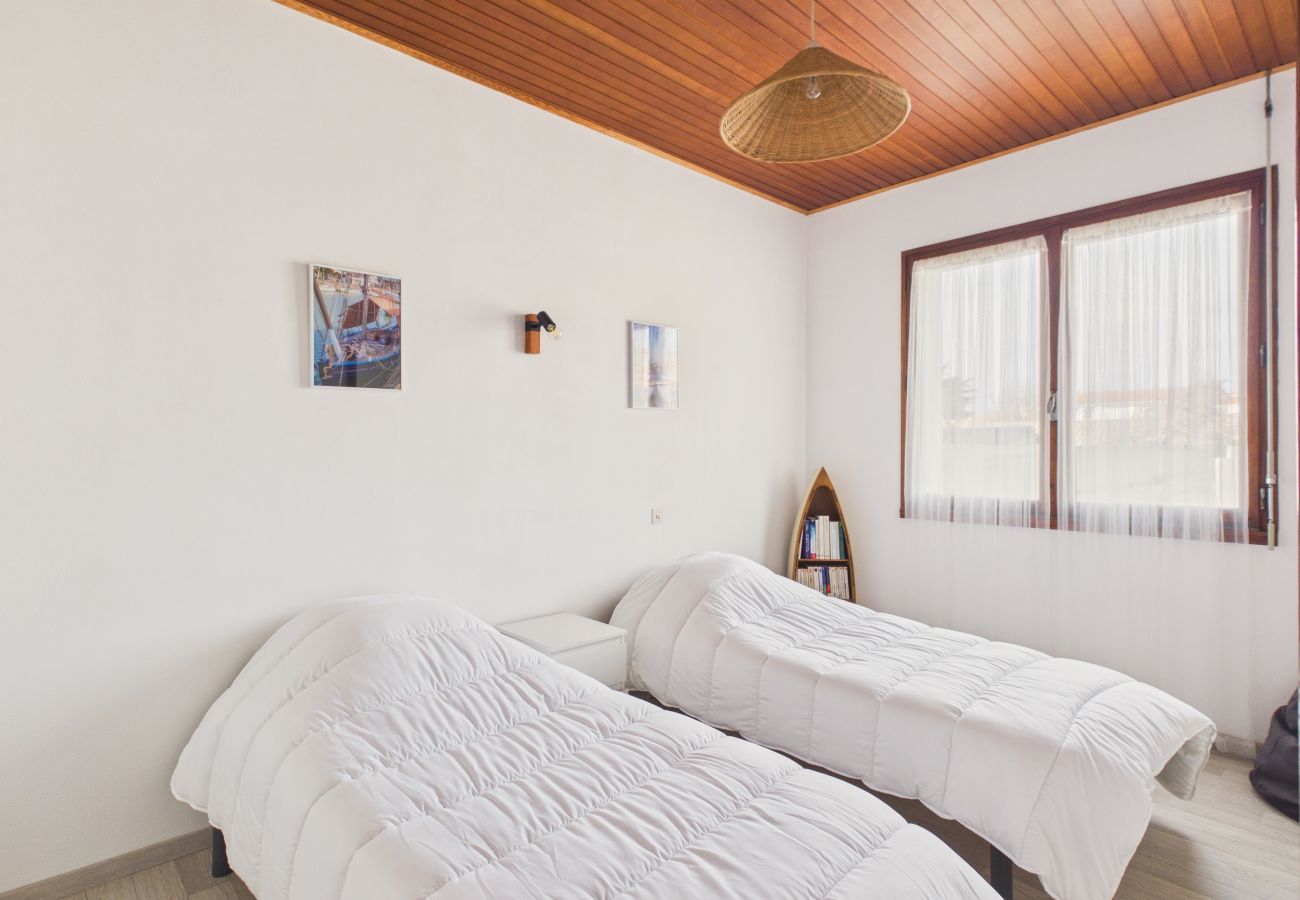 House in La Guérinière - House for 6 with garden, 50m from the sea