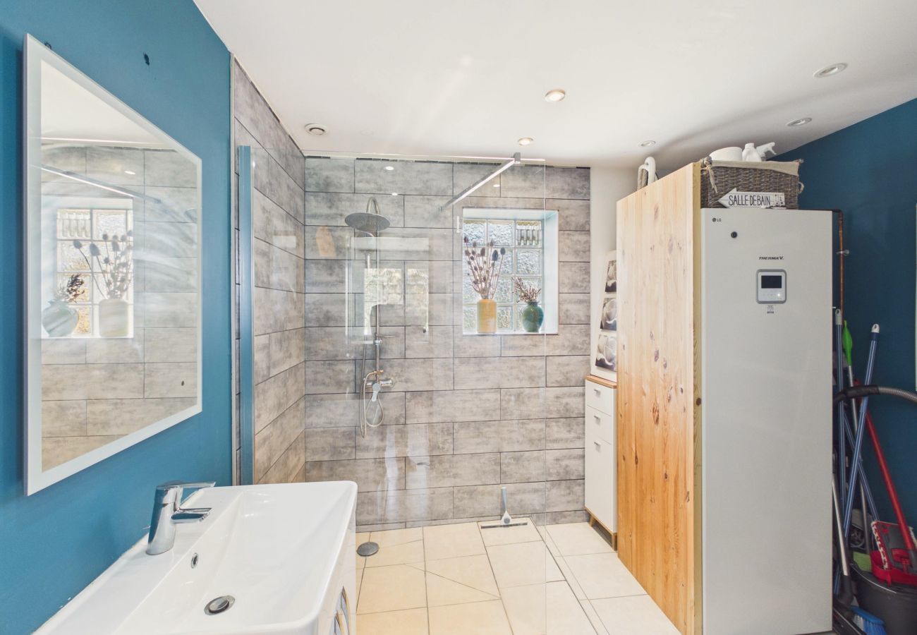 House in Treffiagat - House for 6 with jacuzzi and large garden