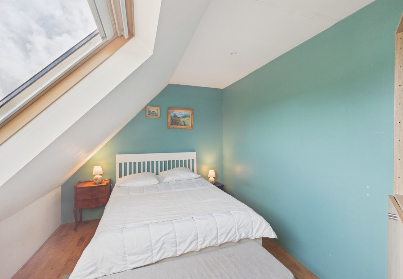 House in Treffiagat - House for 6 with jacuzzi and large garden
