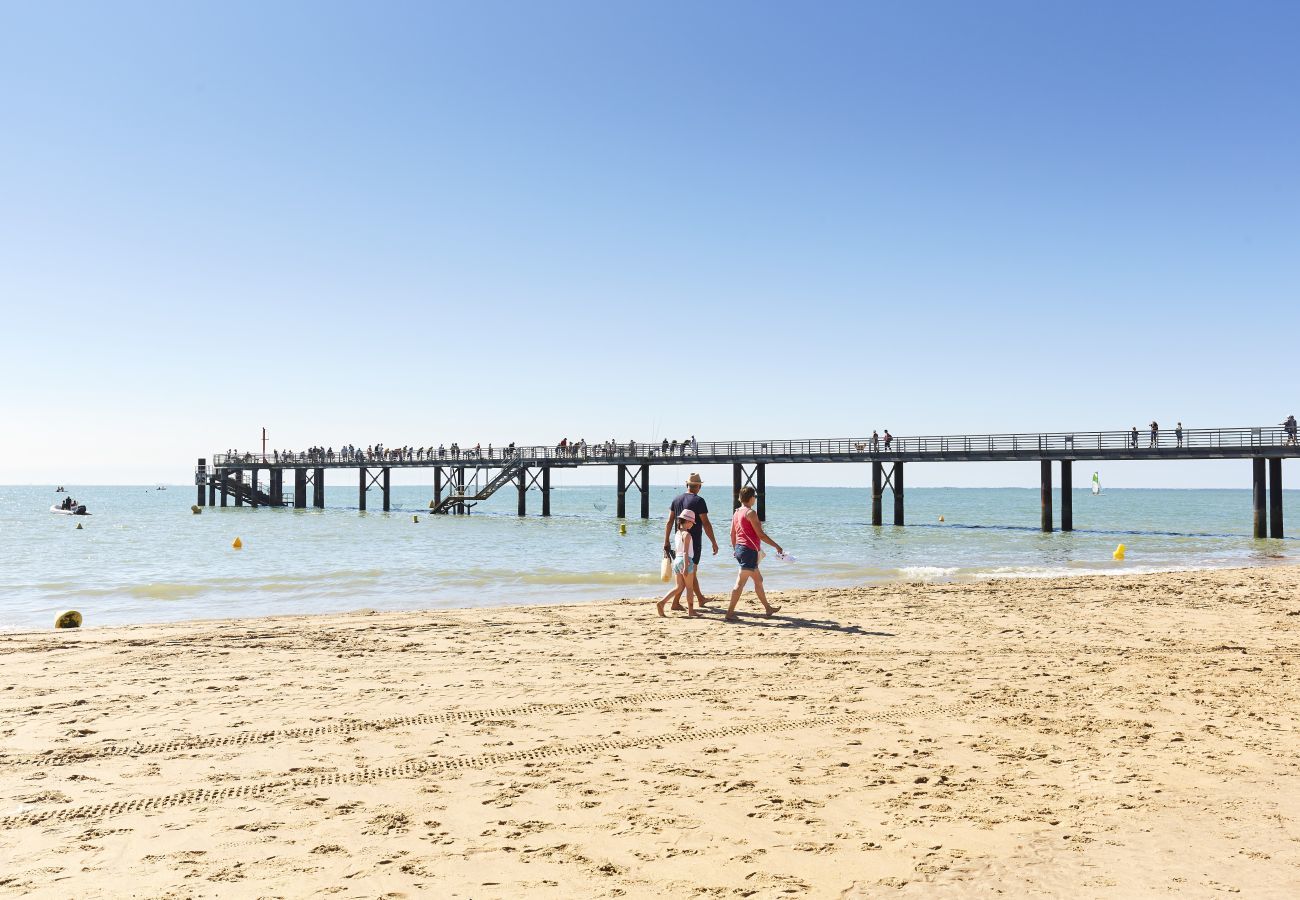 House in Saint-Vincent-sur-Jard - 950 m from the sea, house with garden and pool