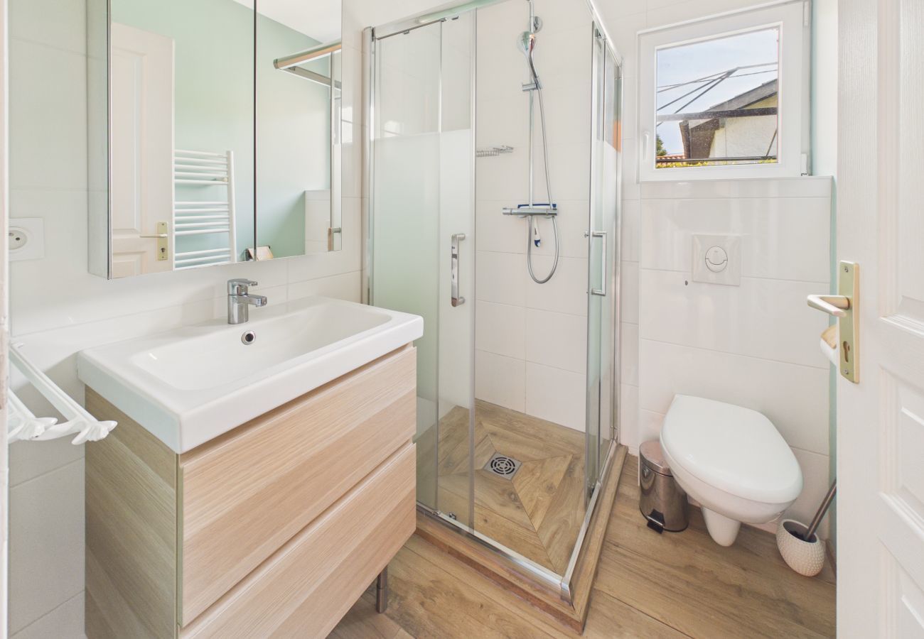 Apartment in Andernos-les-Bains - Chalet 700m from the sea, ideal for 2 adults and 2 children