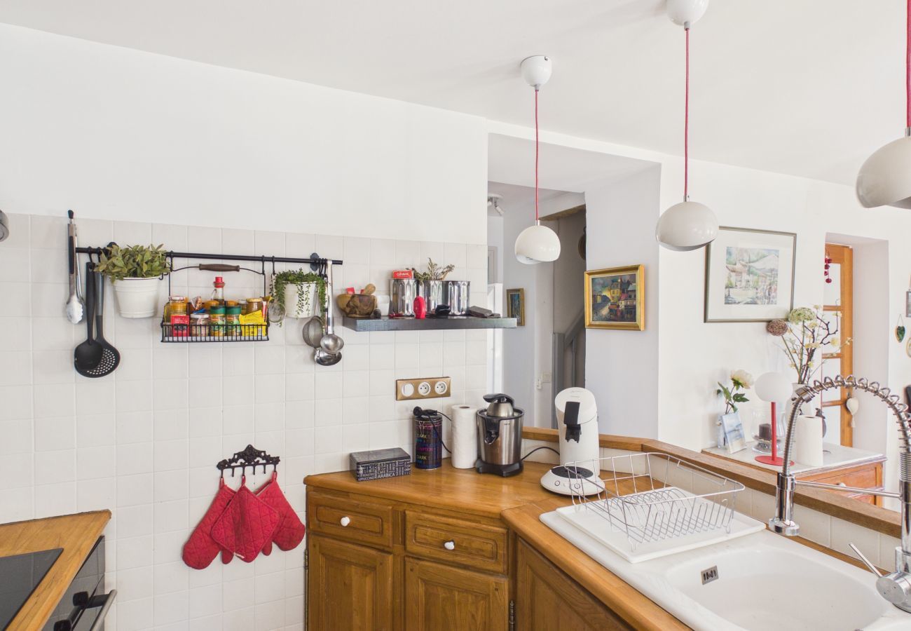 House in Proissans - Charming family home with pool for 7