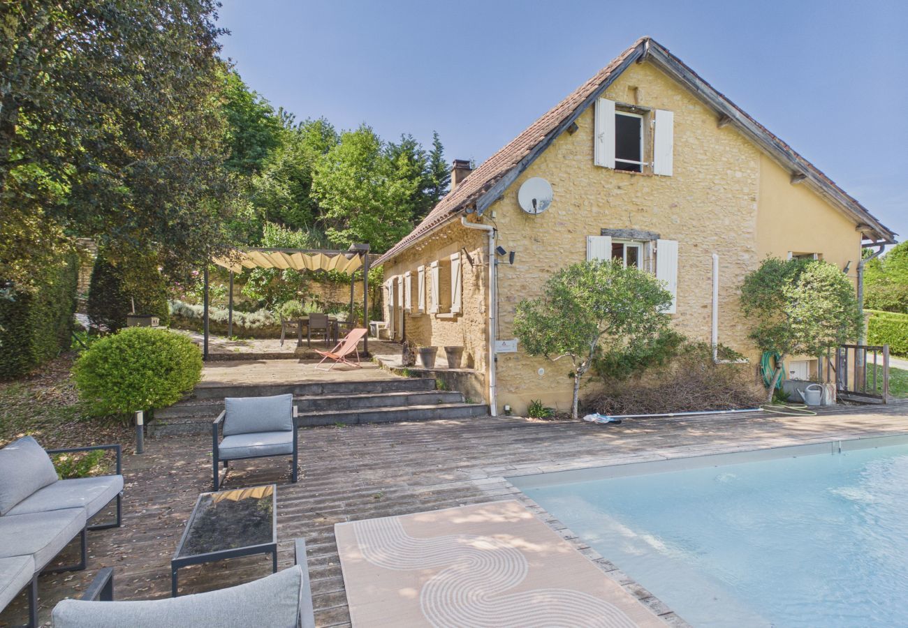 House in Proissans - Charming family home with pool for 7
