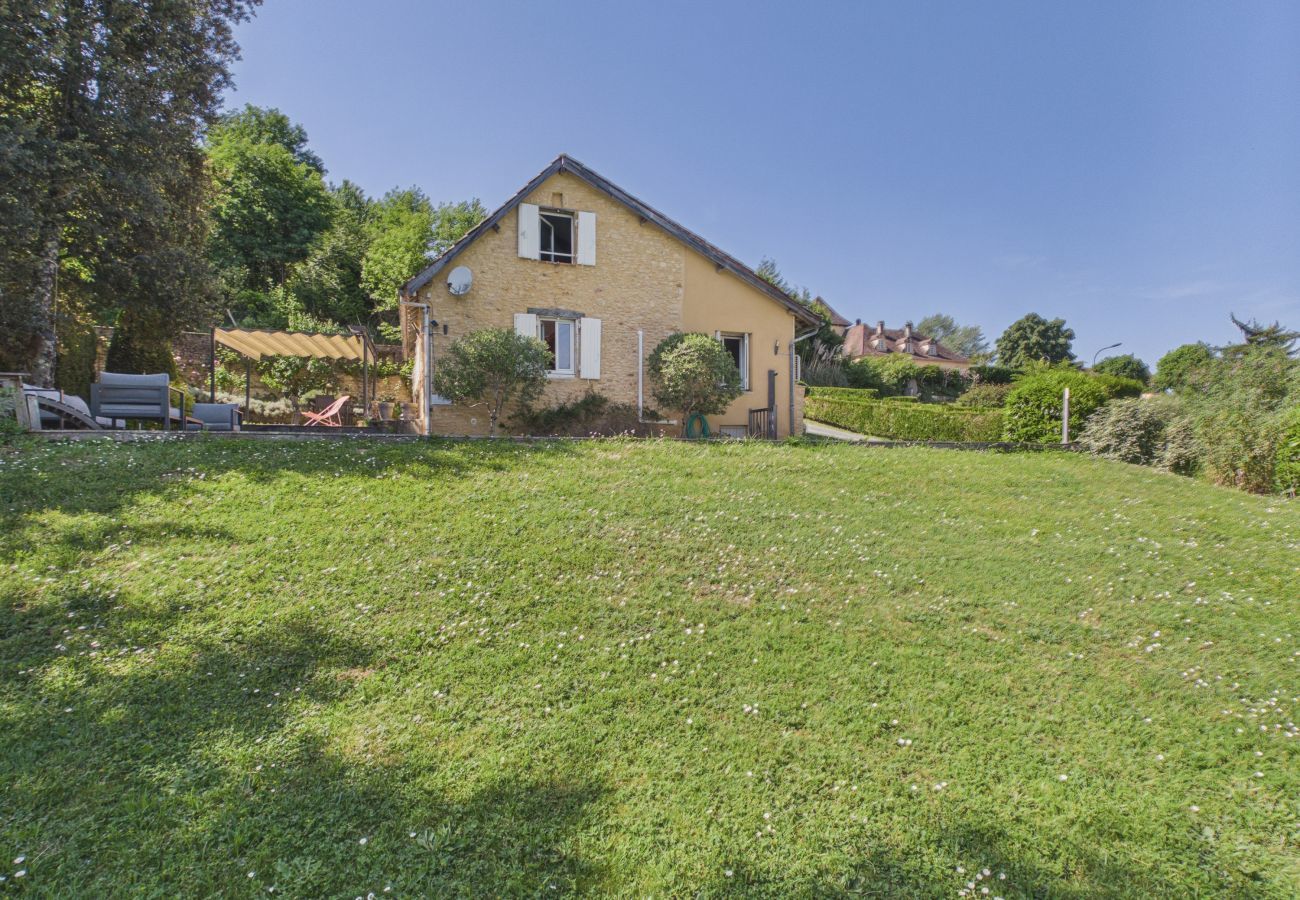 House in Proissans - Charming family home with pool for 7