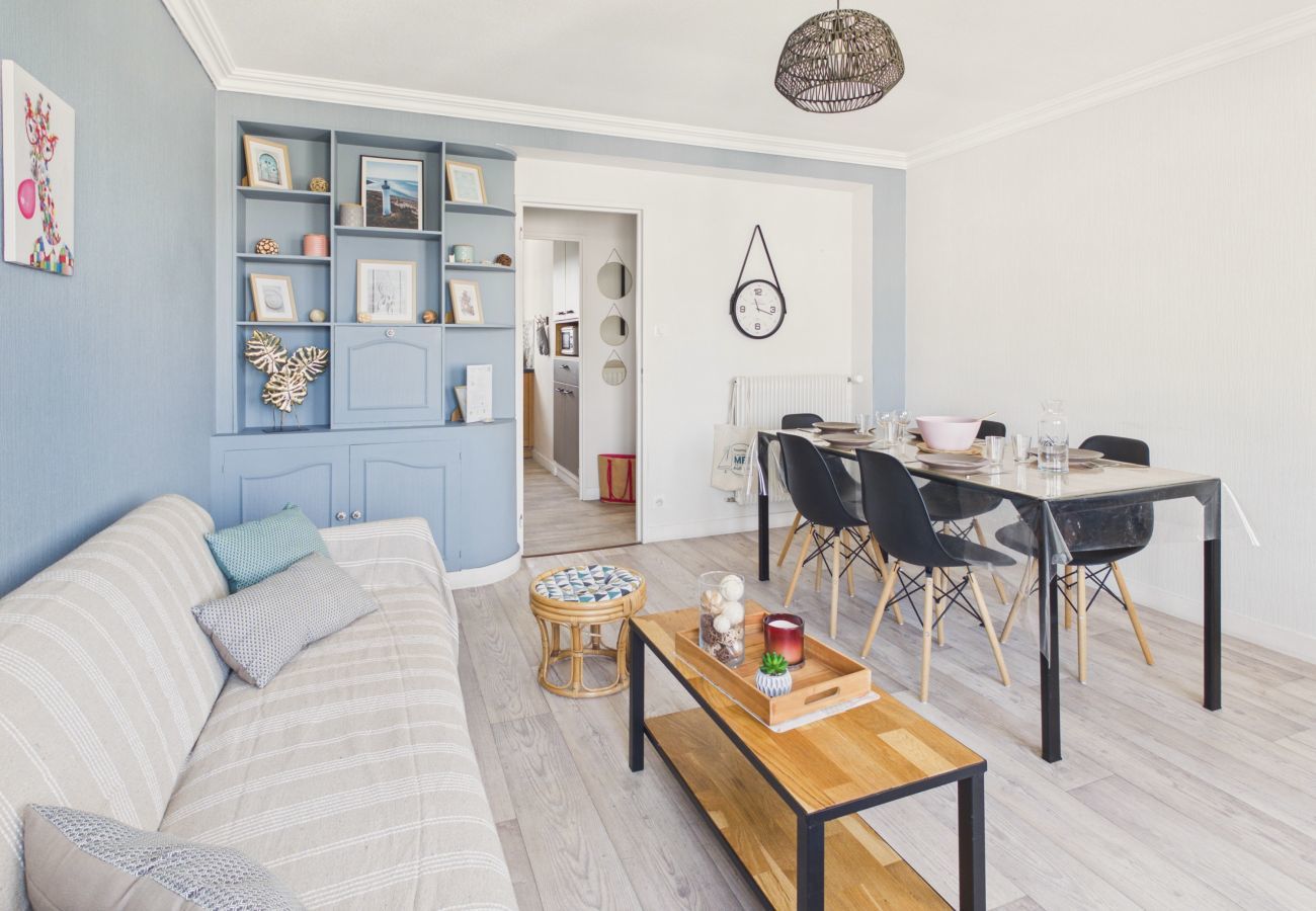 Apartment in Concarneau - Walk Everywhere – 4 Adults & 1 Child