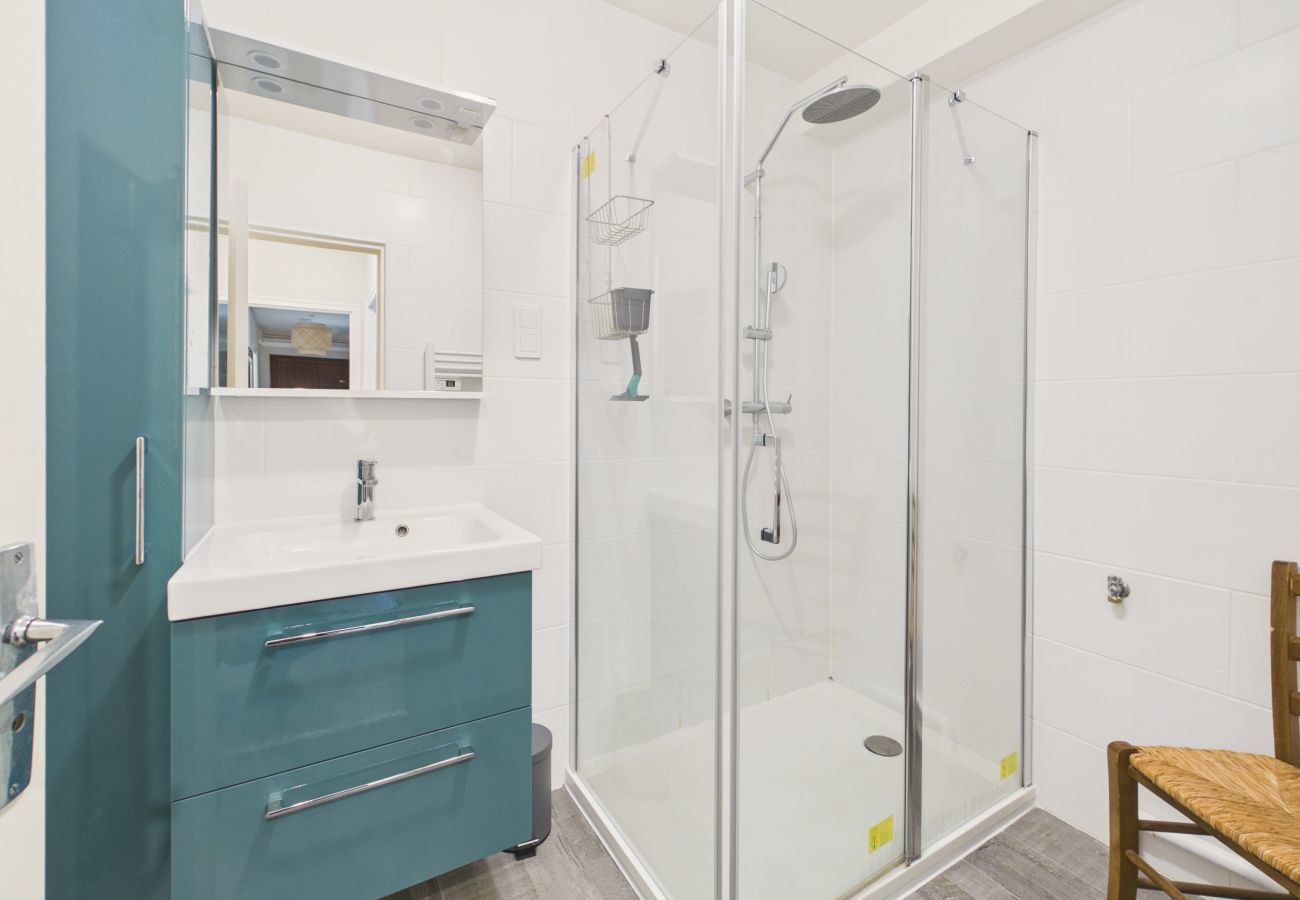 Apartment in Dinard - Beach 150m away, apart. city centre for 4