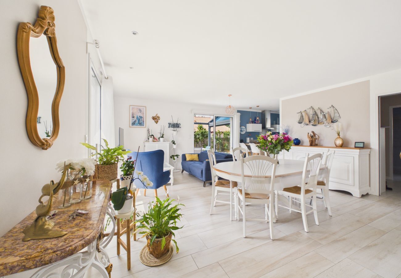 House in Saint-Michel-Chef-Chef - House with garden, 7 adults 1 child