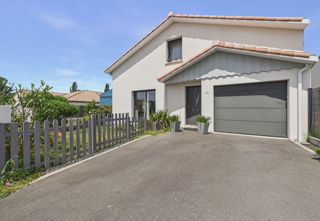 House in Saint-Michel-Chef-Chef - House with garden, 7 adults 1 child