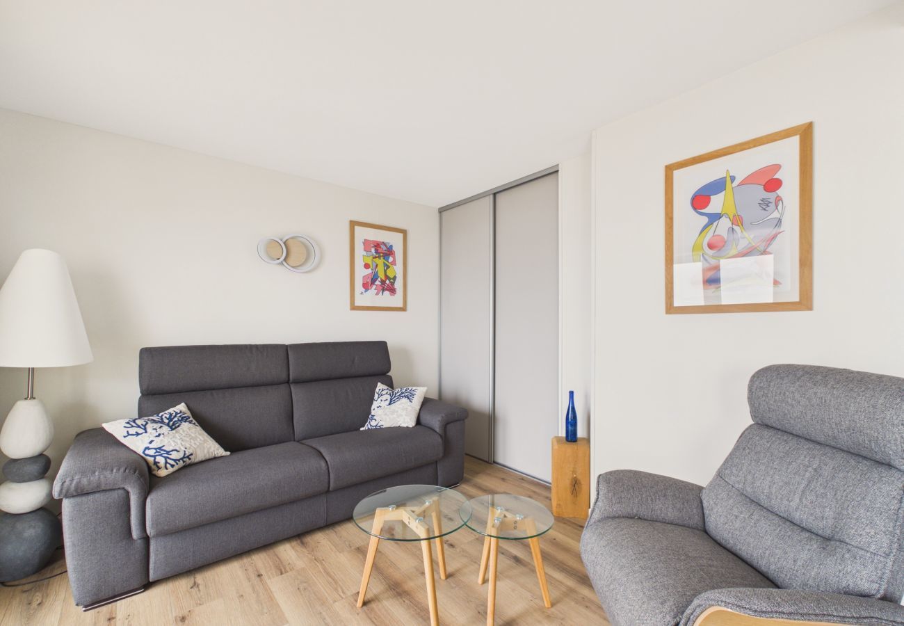 Apartment in Saint-Hilaire-de-Riez - Sea-view balcony & beach access - Sleeps 4