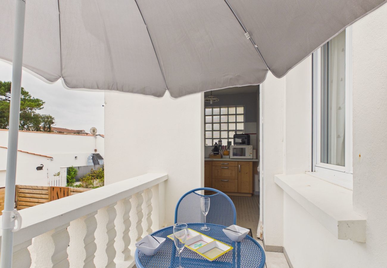 Apartment in Longeville-sur-Mer - Beach 100m away, apartment with terrace for 4